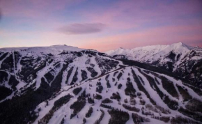 Comfortable And Convenient Ski In, Ski Out 4 Bedroom Condo In Snowmass Village